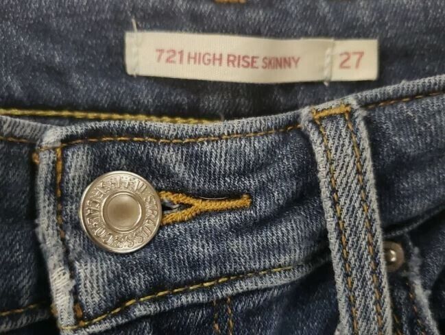 Women's LEVI'S 721 Jeans  SKINNY Distressed Size 27  (Inseam 27in waist 24in)